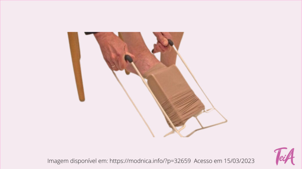 Este dispositivo possui alças longas que permitem calçar meias de compressão ou quaisquer outros tipos de meias com maior independência quando há limitação na realização da flexão de tronco (abaixar). 