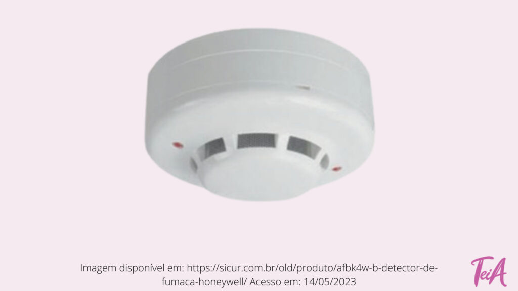 O detector de fumaça identifica a presença de fumaça no ambiente, emite um aviso à central de alarme antes mesmo do fogo se alastrar.