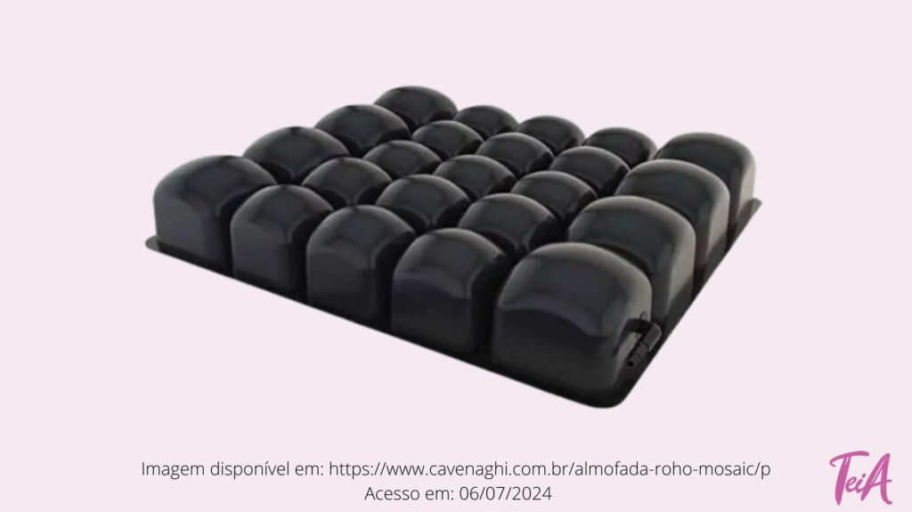 A almofada para cadeira de rodas ROHO Mosaico possui células de ar interconectadas que se ajustam às curvas do corpo, distribuindo uniformemente a pressão e reduzindo o risco de úlceras de pressão.