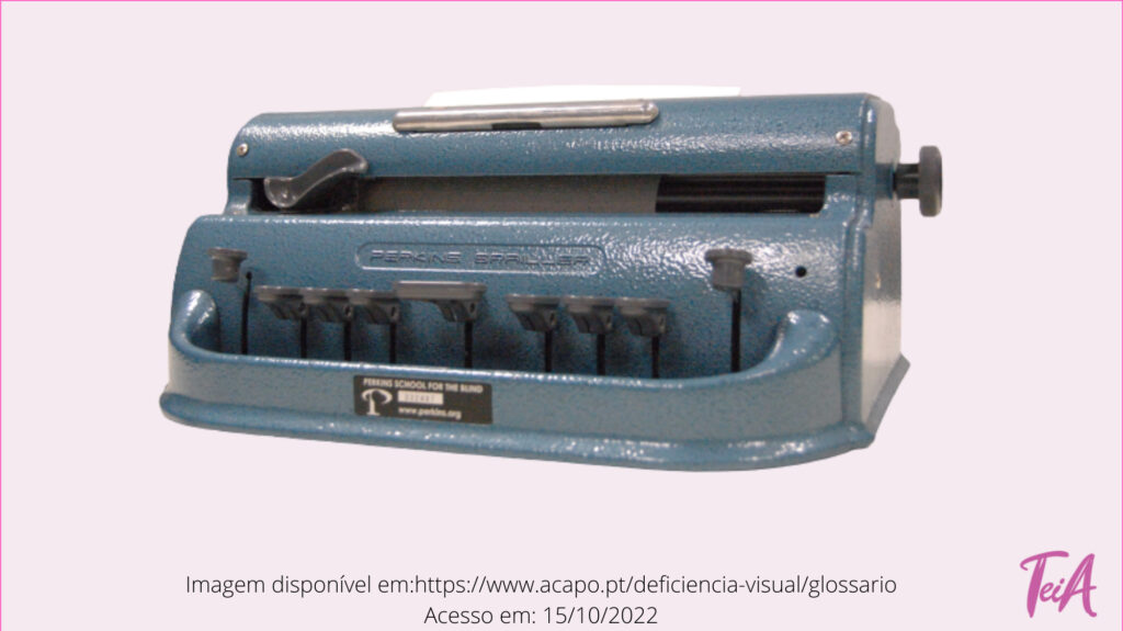 A máquina de escrever em Braille possui 6 teclas do teclado Braille, barra de espaço, tecla de retrocesso e de avanço de linha, para auxiliar as pessoas com deficiência visual a escreverem suas anotações e estudos.