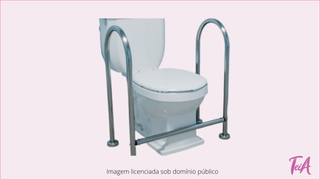 Pode ser instalada no vaso sanitário que não possui parede próxima, sendo fixa apenas no chão. Apresenta uma barra horizontal inferior na parte frontal que fica rente ao vaso sanitário e não atrapalha a circulação do usuário.