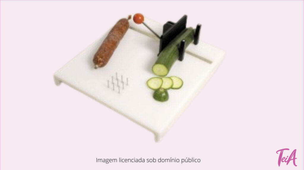 Tábua de corte adaptada com fixador de alimentos.