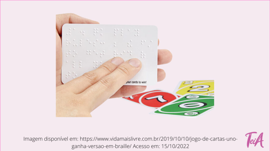 O UNO Braille apresenta o sistema de escrita tátil, Sistema Braille, no canto de cada carta para indicar sua cor, número e ação.