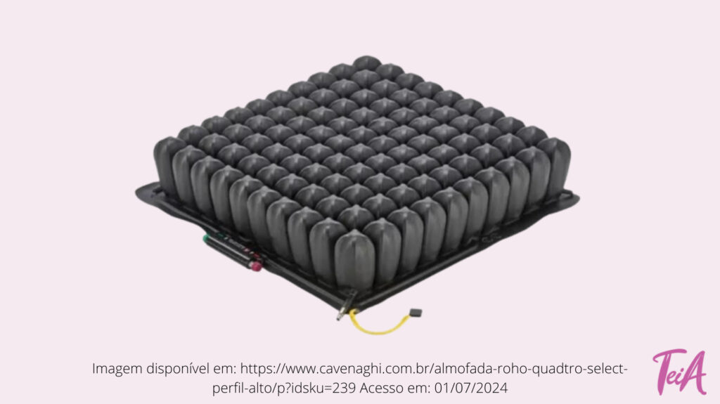 Almofada de ar Roho para cadeira de rodas utilizada para prevenção de úlceras por pressão (escaras). Possui tecnologia de memória ISOFLO® permitindo que o indivíduo fique imerso na almofada promovendo aumento da área de contato e redistribuindo a pressão.