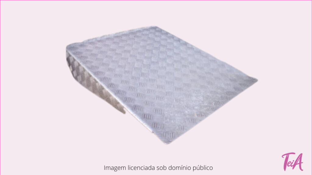 Indicada para encaixar em portas com piso elevado e desnível.