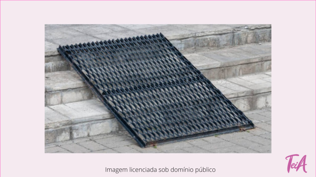 Rampa que pode ser transportada para ser utilizada em cima de degraus.