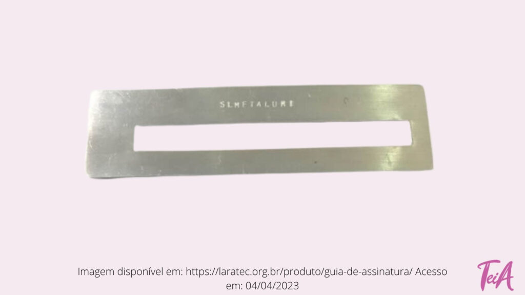 O assinador é usado como guia, para que o cego possa escrever em letra comum o próprio nome, assinar um cheque, e fazer outras atividades em que se torna necessária a escrita convencional.