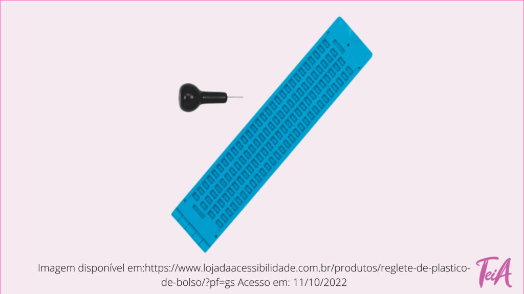 A reglete é um instrumento usado para escrita do Sistema Braille, a partir de duas placas unidas por dobradiças que permitem a colocação de um papel entre elas. Com o punção, que corresponde a um instrumento manual com uma haste metálica pontiaguda, é possível imprimir os códigos Braille na folha.