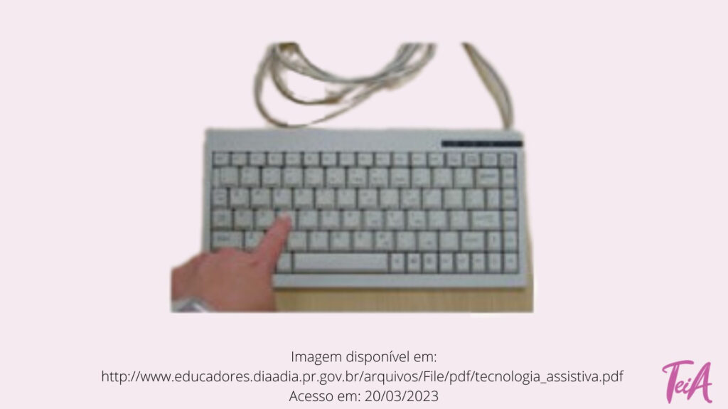 Utilizado quando o usuário tem boa coordenação, mas pequena amplitude de movimento, não conseguindo levar as mãos em todas as teclas do teclado convencional.