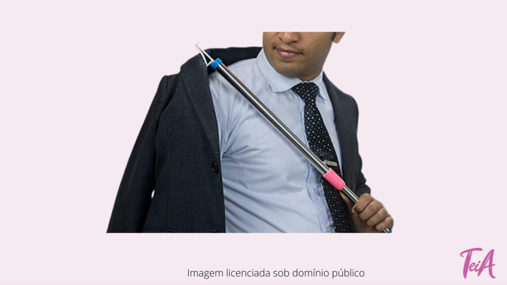 Feito de material leve e pode ser utilizado com qualquer tipo de roupa. O comprimento desta adaptação faz com que a pessoa não necessite curvar-se, tornando-a ideal para aqueles com flexão de quadril diminuída ou movimento limitado de membros superiores. Dessa forma, serve para auxiliar ao vestir-se e despedir-se. 