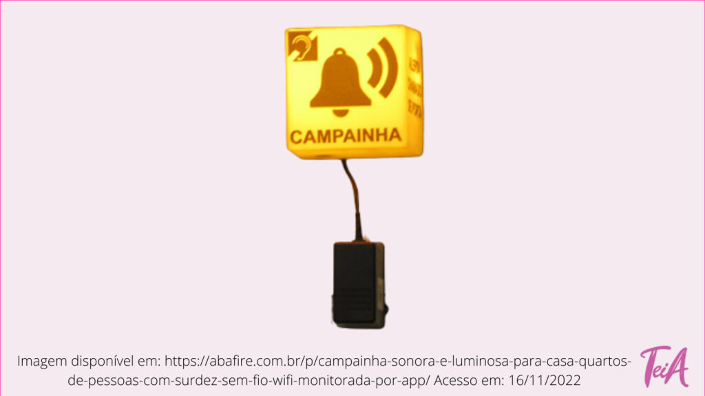 Campainha adaptada que ao ser ativada dispara recurso luminoso ou sinalizador.