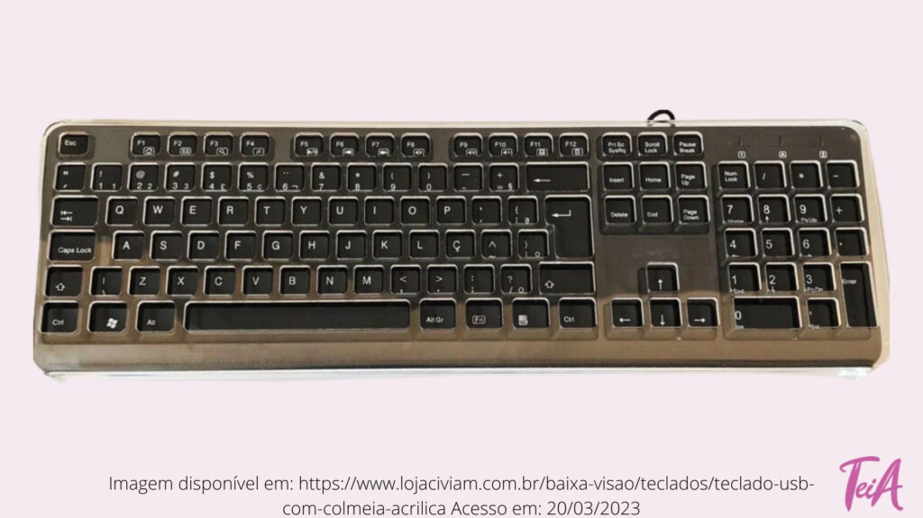 Placa de plástico ou acrílico com perfurações correspondentes a cada tecla do teclado, que tem por finalidade evitar que a pessoa que apresenta movimentos involutários pressione teclas indesejadas.