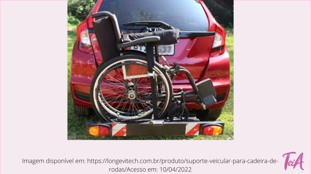 O suporte deve ser acoplado na traseira do carro para o transporte de cadeira de rodas.