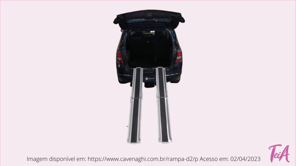 Equipamento composto por duas rampas, desenvolvido para auxiliar o embarque e desembarque de cadeiras de rodas no porta-malas de veículos. As duas rampas – móveis e removíveis – possuem um pino de engate em suas extremidades para que sejam encaixadas em dois furos feitos no plástico de acabamento do porta-malas, oferecendo estabilidade e fixação.