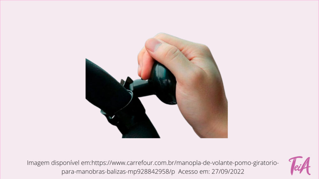 O Pomo Giratório é um equipamento que auxilia o manuseio do volante do veículo quando se utiliza apenas uma das mãos. Ele permite que o motorista gire o volante 360 graus sem tirar a mão do equipamento. Normalmente ele é utilizado para quem tem o outro braço ocupado controlando um acelerador e freio manual, por exemplo.