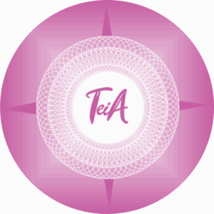 Logo Teia Escrito “TeiA” ao centro, em rosa, em um círculo branco com suas bordas em um desenho semelhante a uma teia. Ao fundo do círculo branco, há um círculo rosa maior, com pontas em rosa escuro para direita, esquerda, acima e abaixo, simulando uma rosa dos ventos.