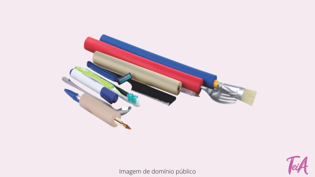 Tubo de espuma utilizado para engrossar cabos de utensílios para facilitar a preensão palmar.