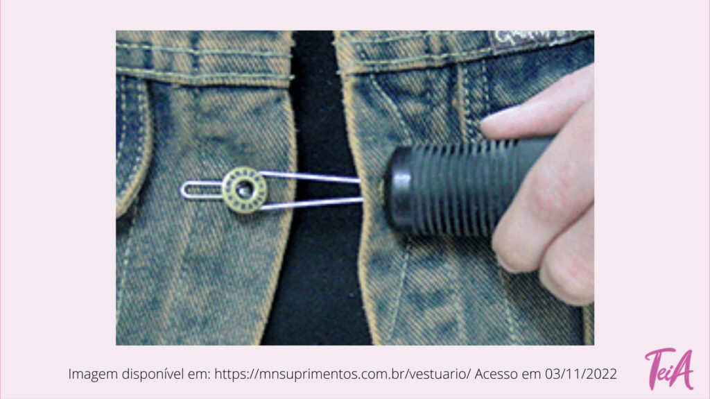 Este adaptador para botão e zíper tem o objetivo de tornar a tarefa de abotoar roupas mais fácil para pessoas com limitação em atividade bimanual, permitindo realizar a atividade com uma mão. Apresenta em uma das extremidades uma adaptação para botão e, na outra, um gancho para zíper com o objetivo de facilitar a vestimenta.
