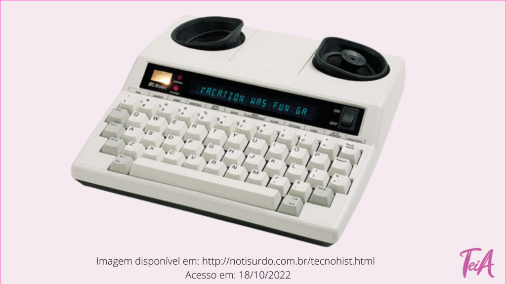 Telefone com teclado do tipo TTY ou TDD (Telefone por Texto) é usado por pessoas com deficiência auditiva, possibilitando a ligação por meio do texto através do teclado, previamente conectado no dispositivo móvel, interpretando o áudio e o transcrevendo. Atualmente é pouco utilizado devido ao uso de celulares.