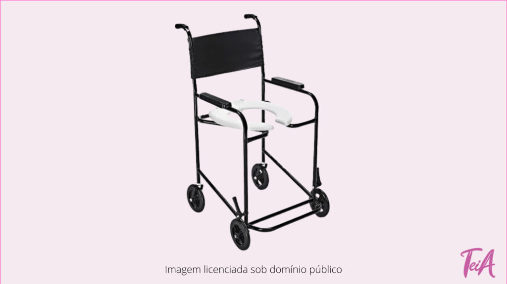 A cadeira de banho promove a autonomia e segurança durante o banho e uso do vaso sanitário ao usuário portador de mobilidade reduzida.