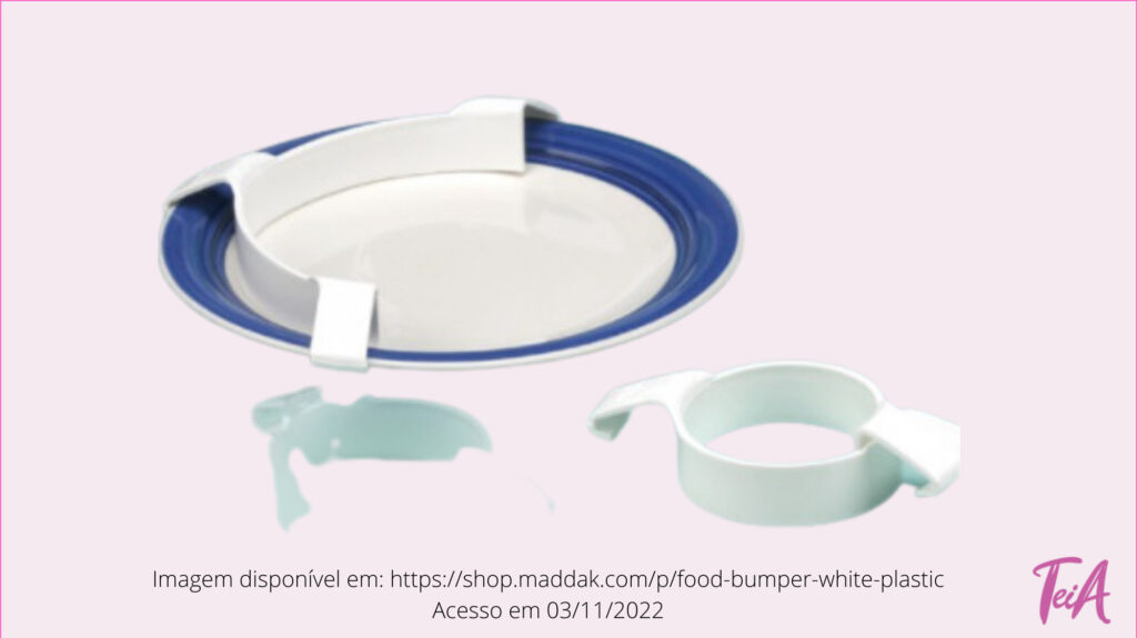 Borda vertical acoplada ao prato comum utilizado para facilitar a colocação do alimento no talher e evitar que seja derramado. Apresenta abertura para facilitar o manuseio dos talheres durante a colocação.