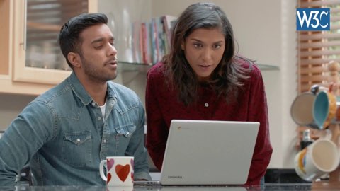Imagem de um Homem e uma Mulher olhando um notebook
