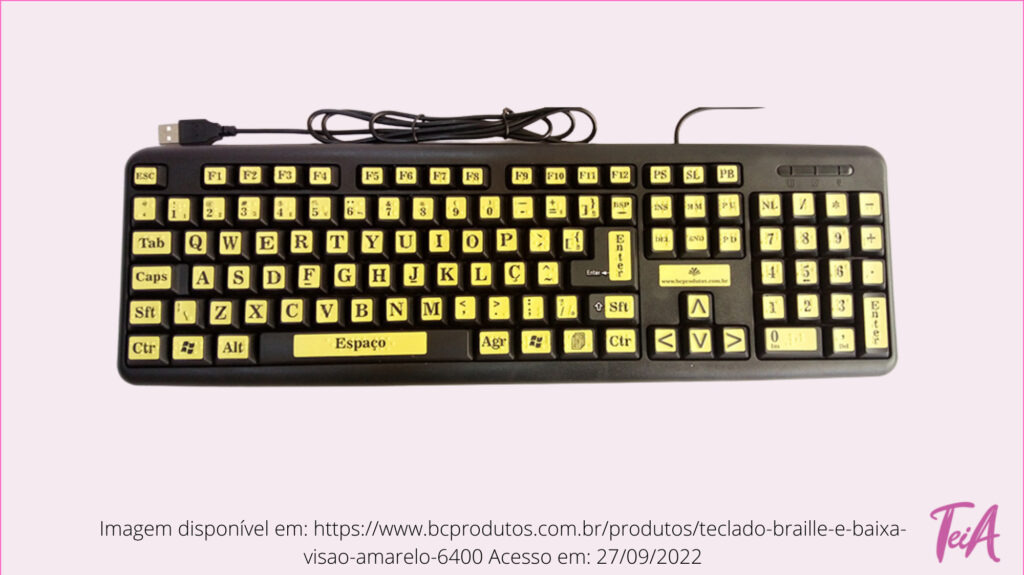 Teclado com teclas em braille e caracteres ampliados de alto contraste para cegueira e baixa visão.